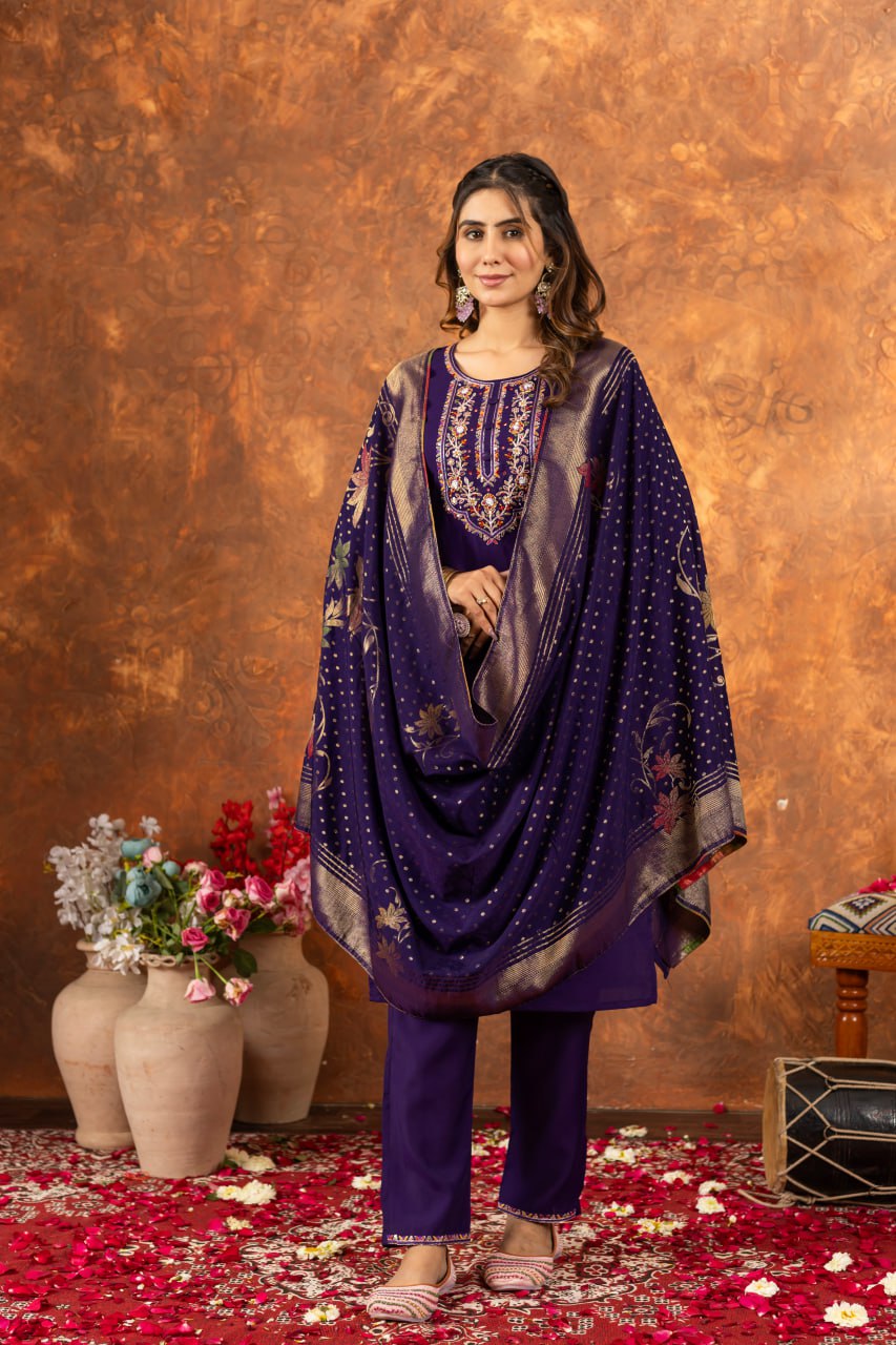 Thread Hand Work Straight Kurti Pant Dupatta Set Secondary image