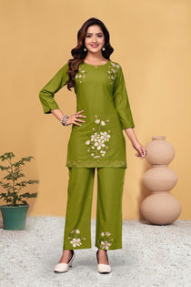 Green Heavy Viscose Rayon Embroidered Co-Ord Set with Floral Thread Work